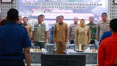 Bupati Tangerang Maesyal Rasyid memimpin rapat evaluasi penanganan bencana kebakaran TPA Jatiwaringin