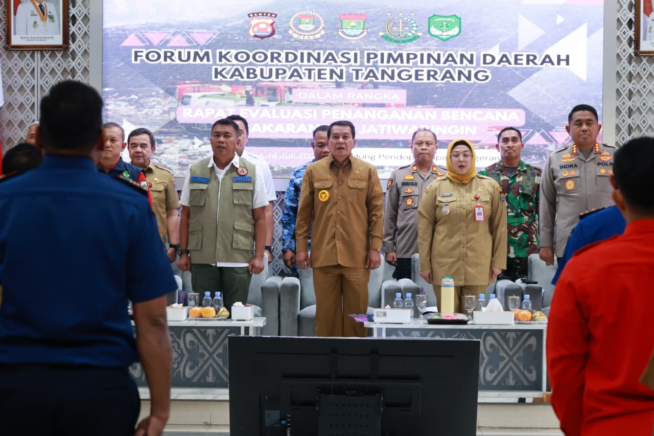 Bupati Tangerang Maesyal Rasyid memimpin rapat evaluasi penanganan bencana kebakaran TPA Jatiwaringin