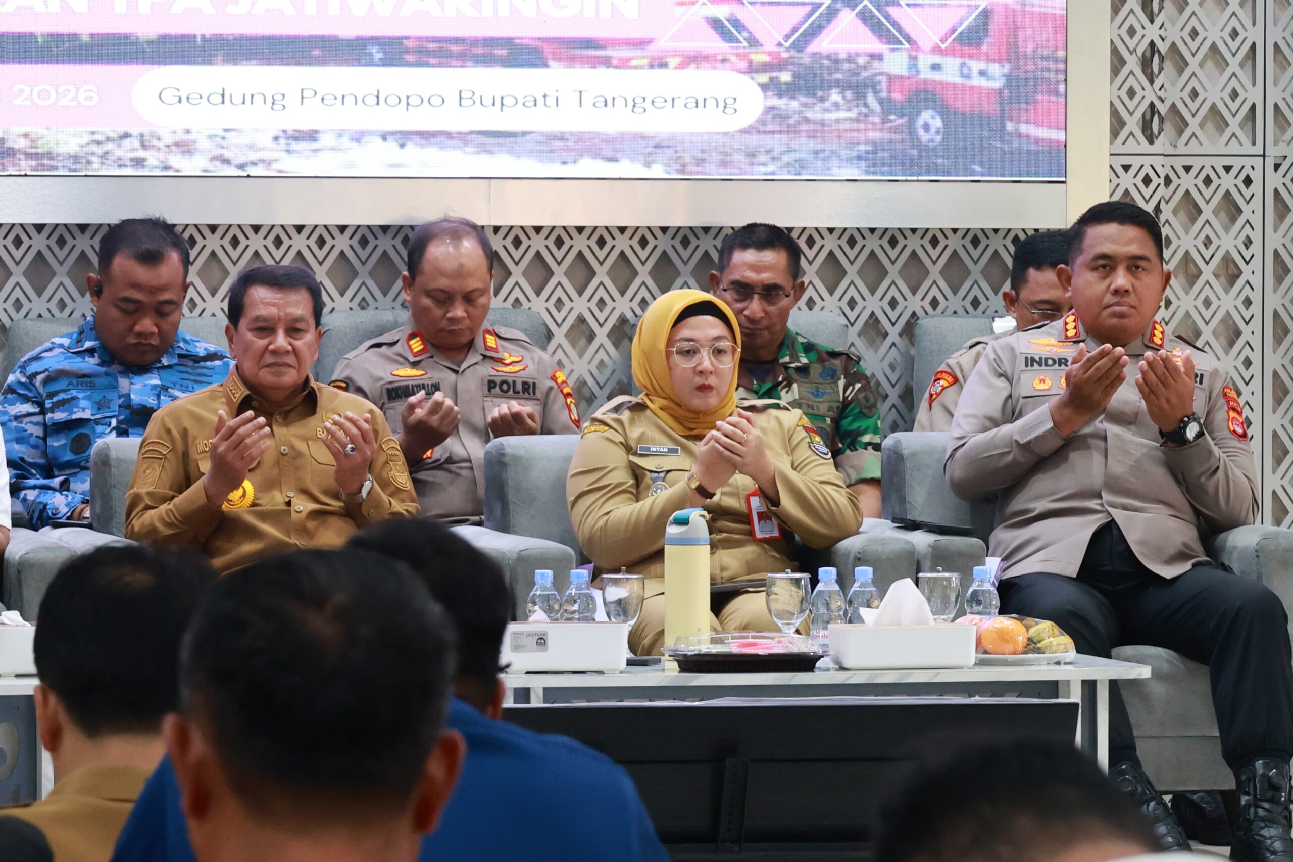 Bupati Tangerang Maesyal Rasyid bersama Forkopimda dan jajaran OPD saat berdoa
