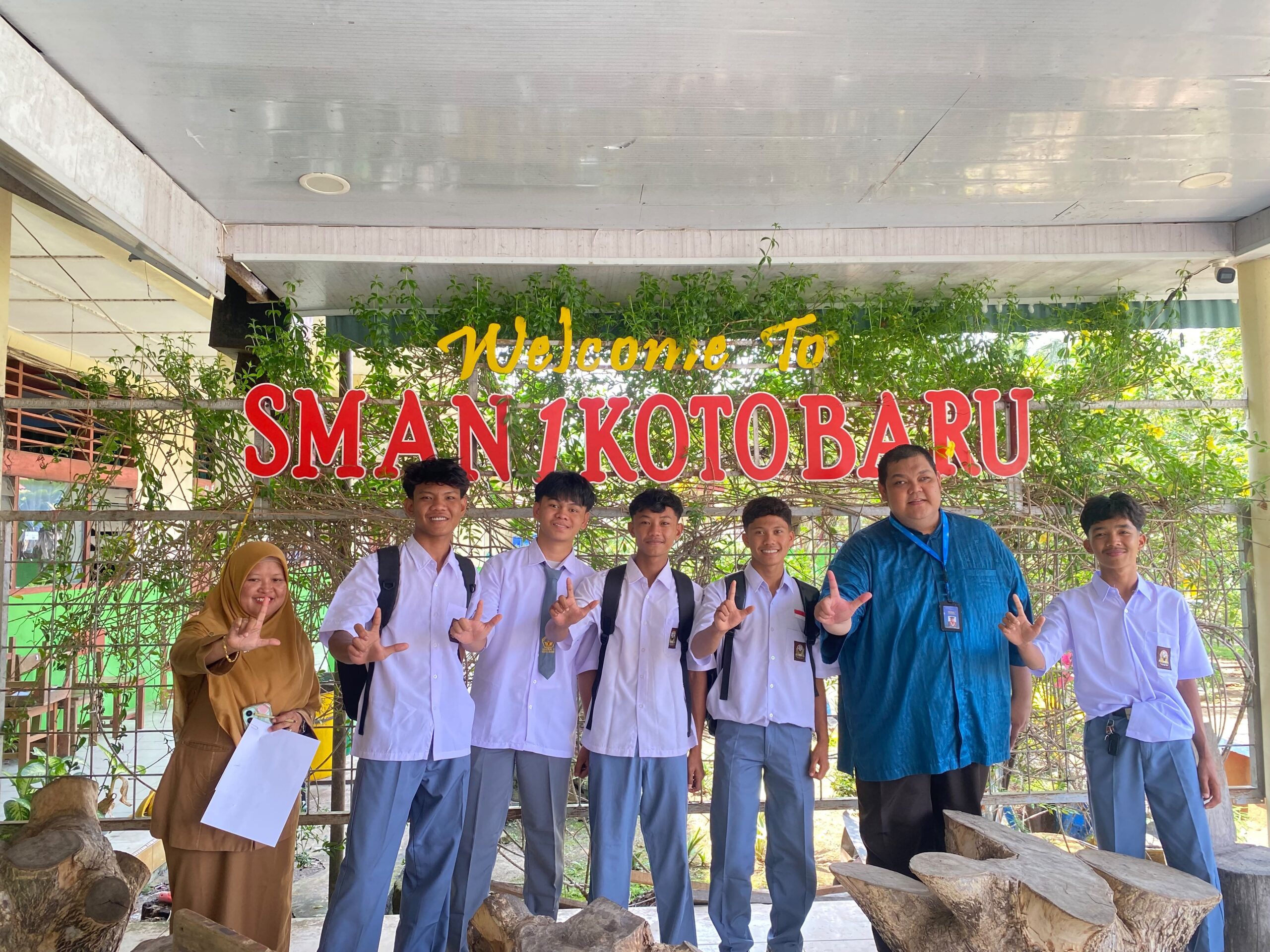 Siswa dan guru SMAN 1 Koto Baru berfoto bersama di depan gerbang sekolah