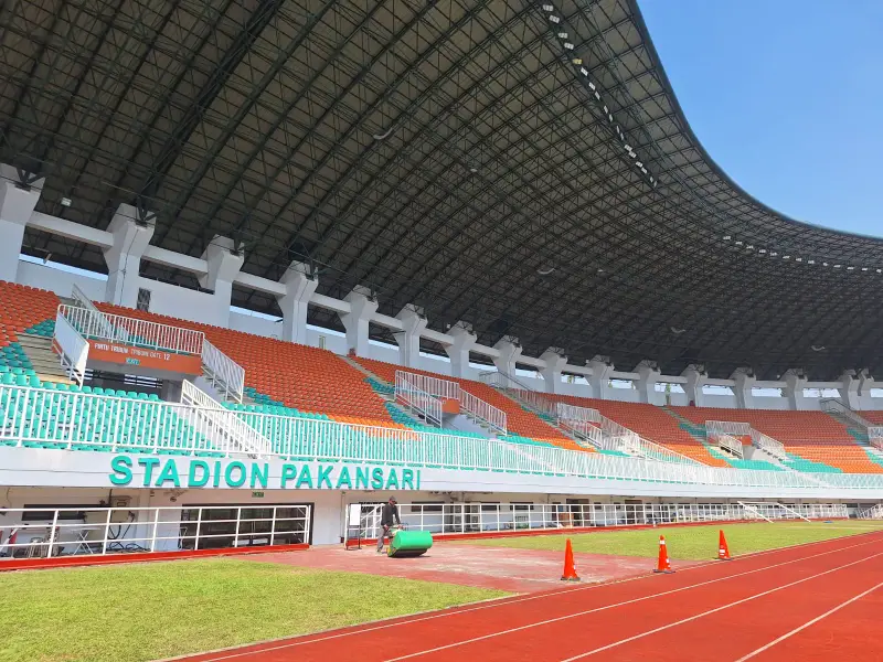 Penampakan tribun dan lapangan Stadion Pakansari Kabupaten Bogor yang akan dipakai Timnas Indonesia di Piala AFF 2026