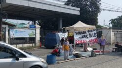 Warga melakukan aksi blokade di gerbang PT Pemi AW Balaraja Kabupaten Tangerang
