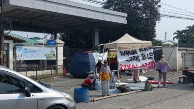 Warga melakukan aksi blokade di gerbang PT Pemi AW Balaraja Kabupaten Tangerang