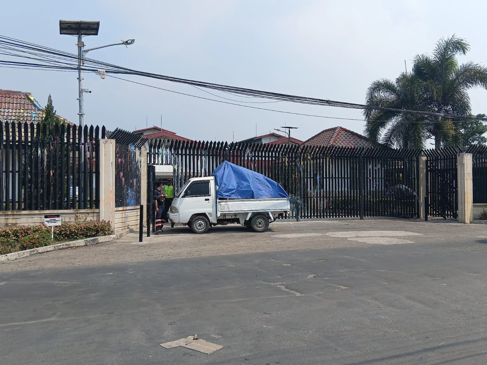 Truk pikap digunakan warga untuk memblokade akses masuk PT Pemi AW Balaraja