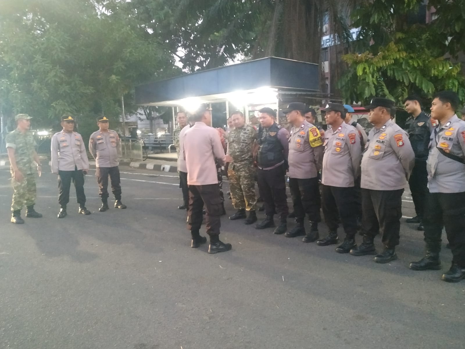 Personel gabungan mendapat arahan sebelum pengamanan aksi.