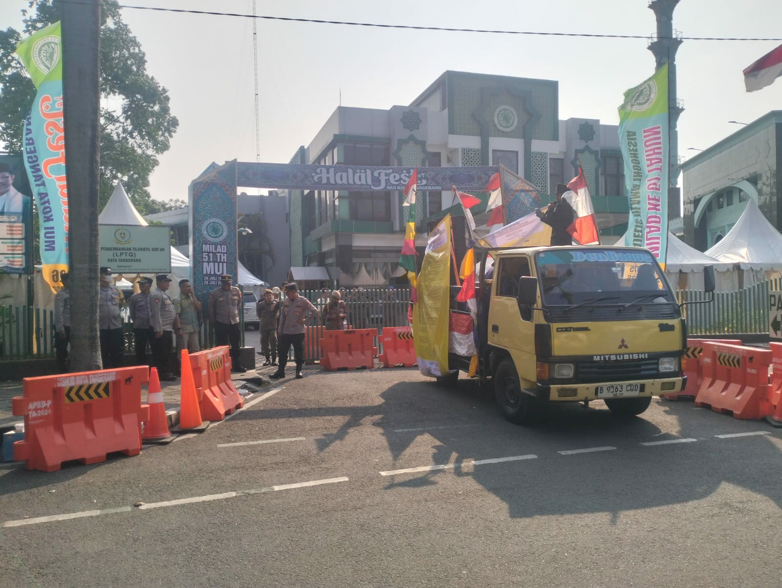 Aksi Forum Komunikasi Umat di depan Gedung MUI Kota Tangerang