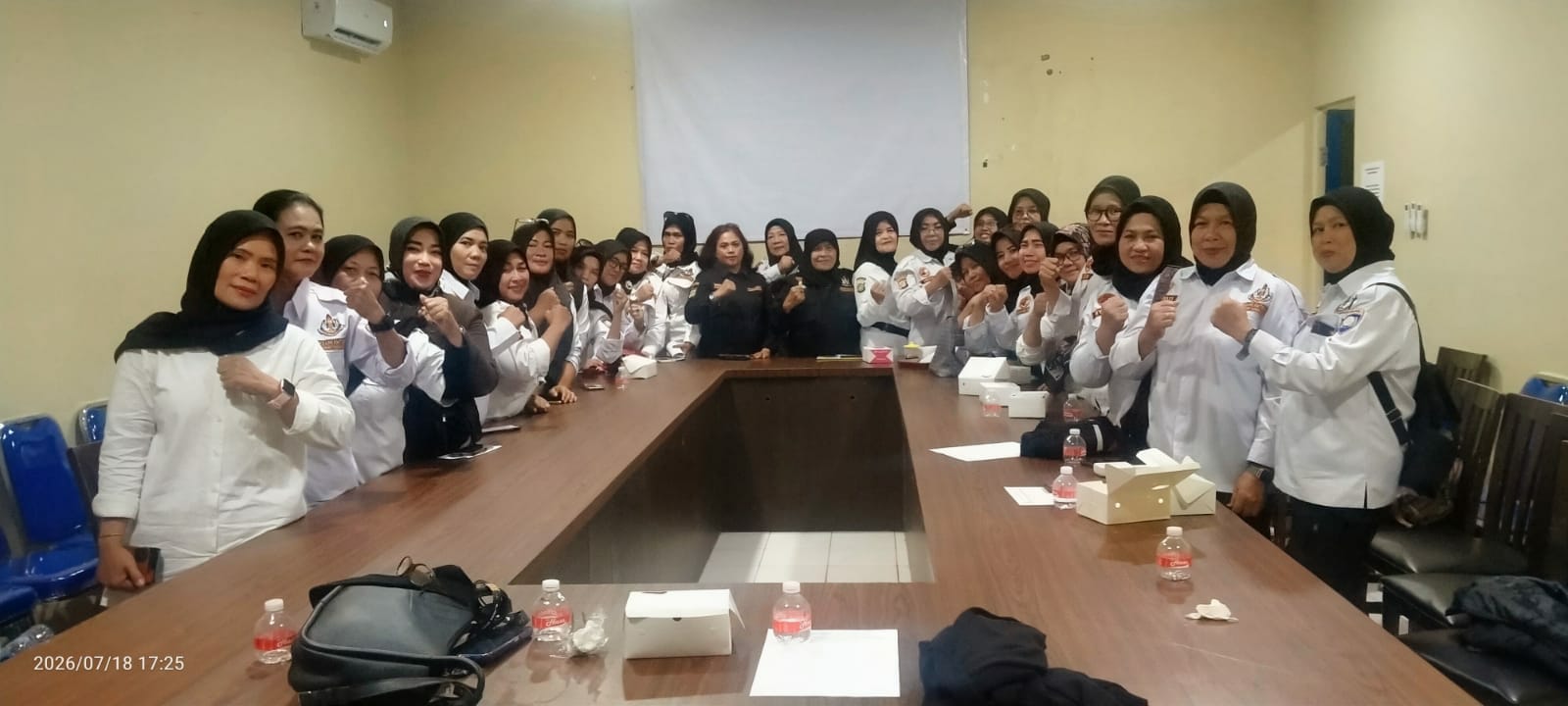 Kader Pokdar Kamtibmas Wati berfoto bersama usai rakor