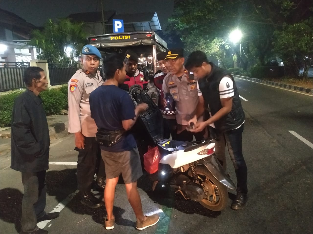Pemeriksaan bagasi motor oleh Polsek Tangerang saat patroli dini hari