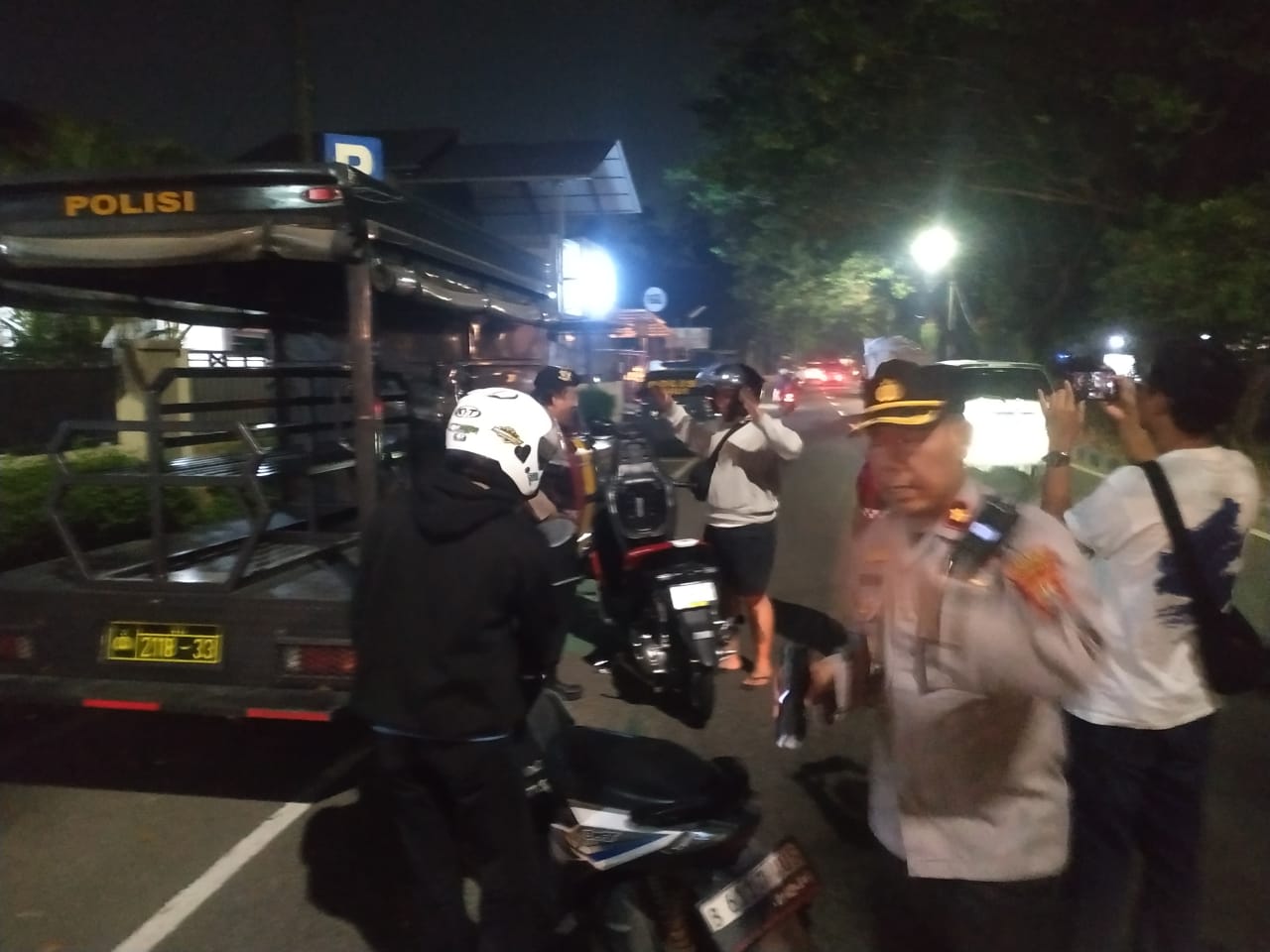 Operasi stasioner Polsek Tangerang periksa pengendara motor malam hari