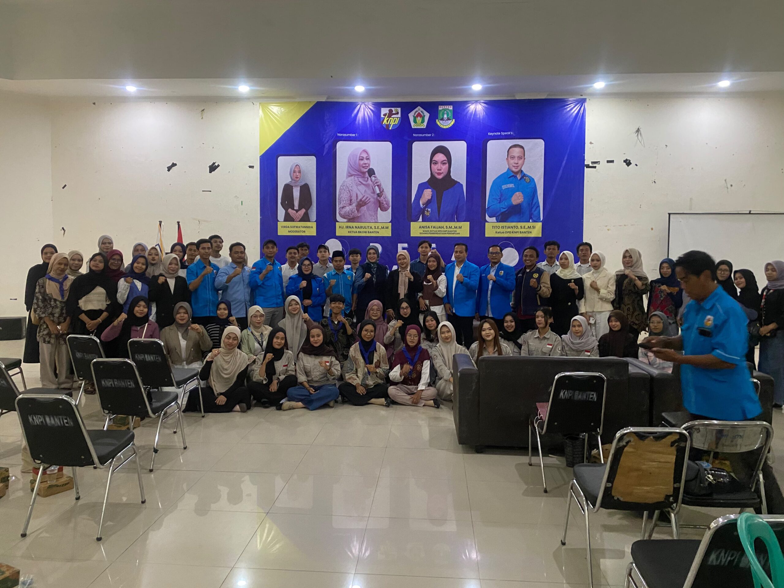 Semangat kebersamaan pengurus KNPI Banten di Dialog Keperempuanan