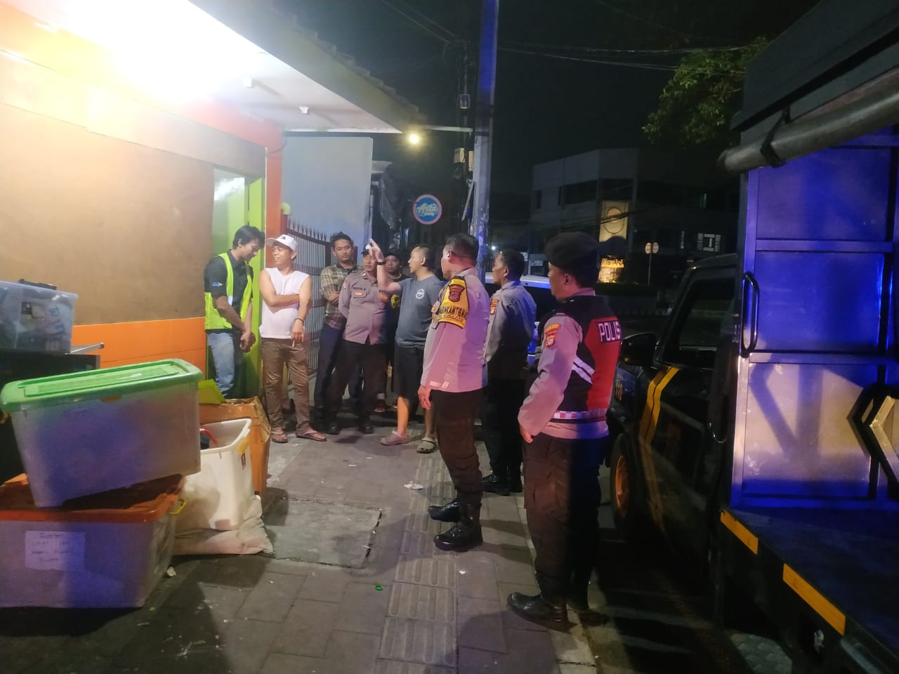 Patroli dialogis Polsek Tangerang dengan warga di malam hari