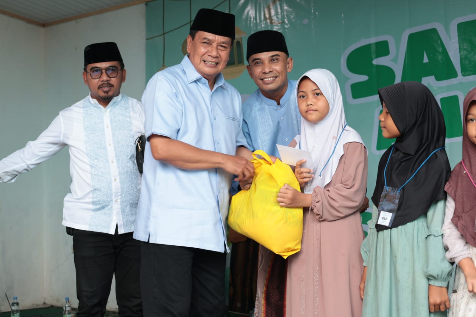 Santunan anak yatim Masjid Sholeh Al Balusyi Sindang Jaya oleh Bupati Tangerang