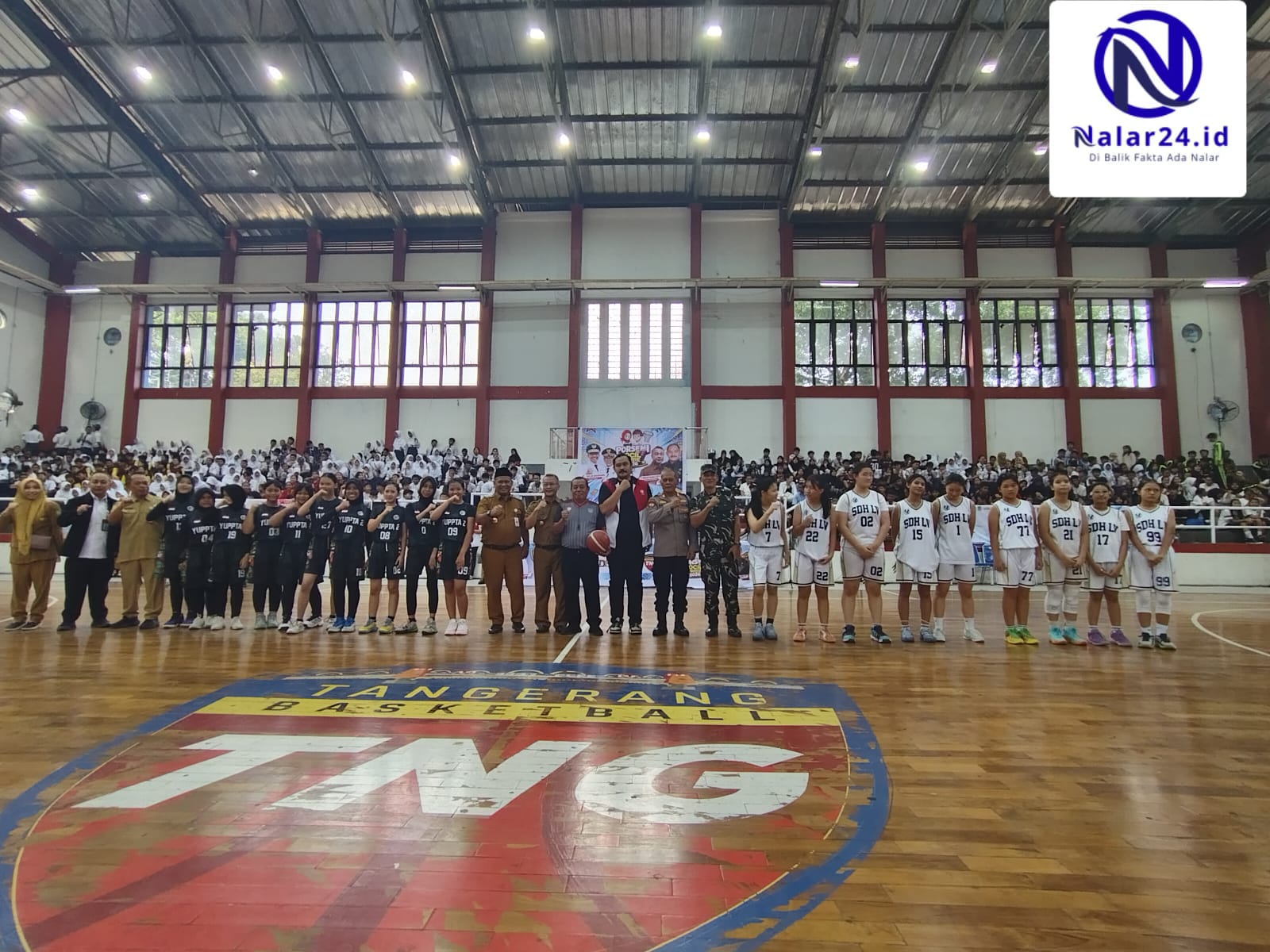 Dua tim basket putri SMP berfoto bersama sebelum bertanding