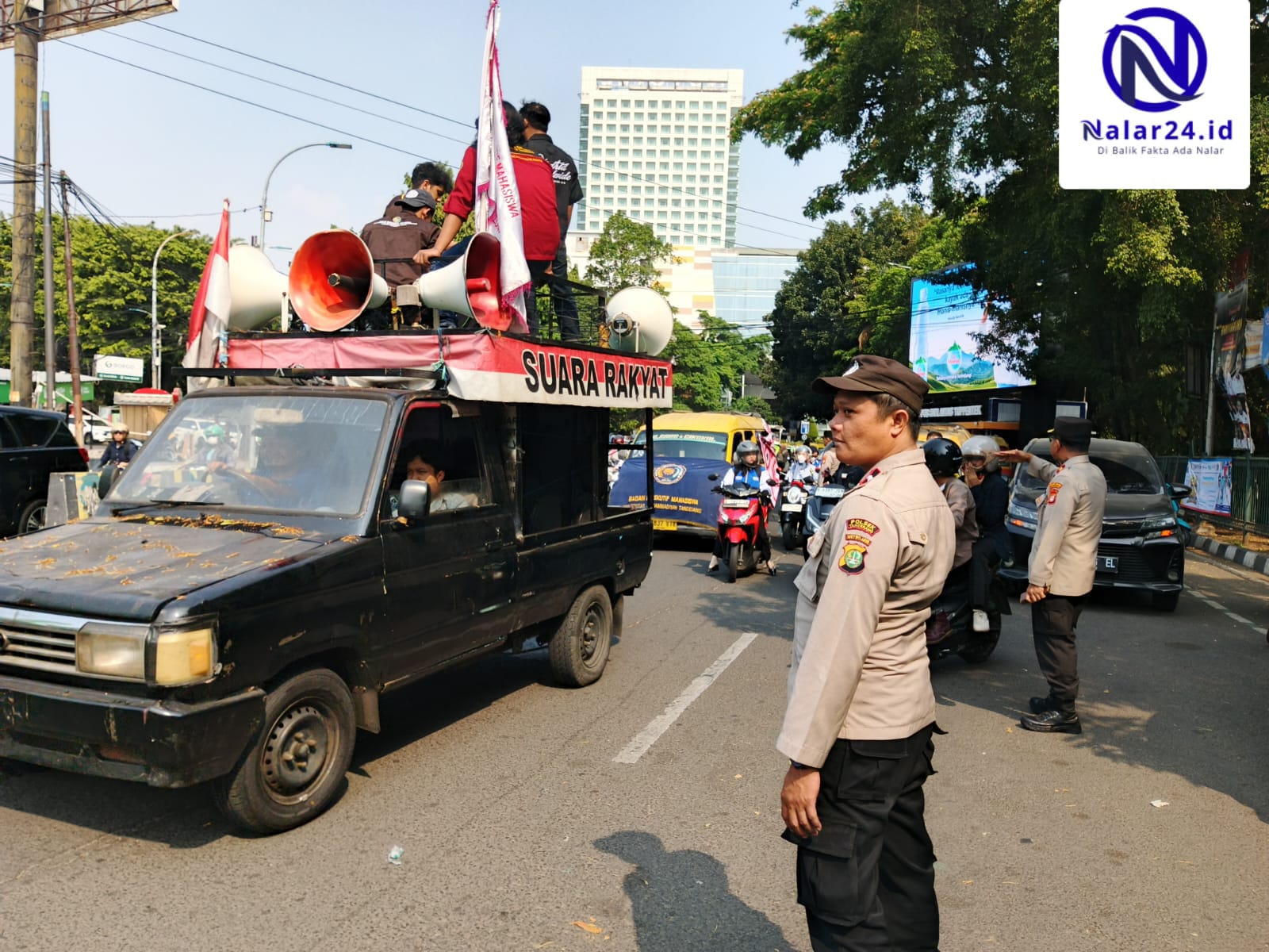 Polisi mengamankan konvoi aksi mahasiswa BEM UMT di jalan menuju Jakarta