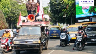 Mobil komando aksi BEM UMT dengan spanduk Suara Rakyat dan pengeras suara di jalan raya Tangerang