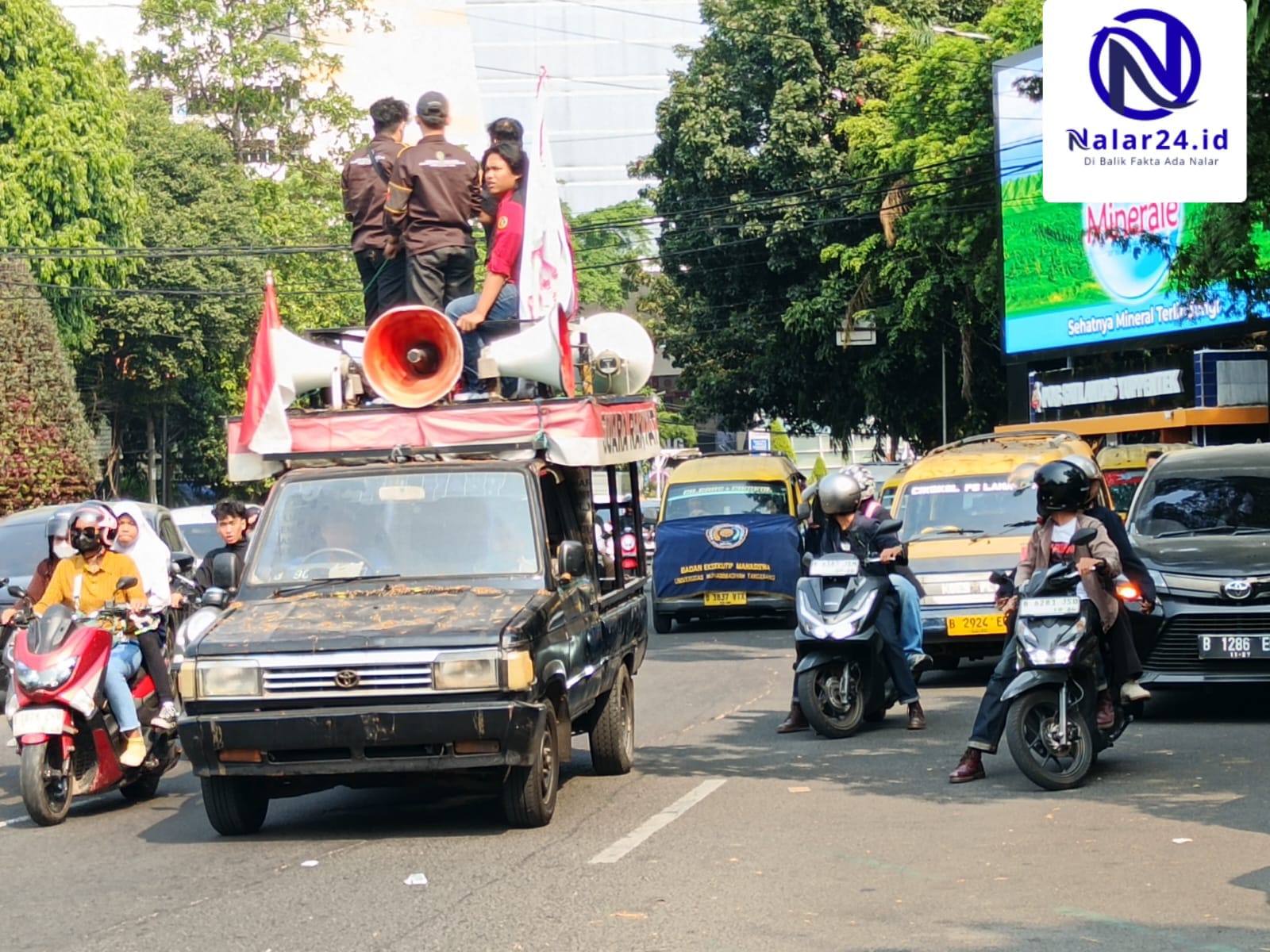 Mobil komando aksi BEM UMT dengan spanduk Suara Rakyat dan pengeras suara di jalan raya Tangerang