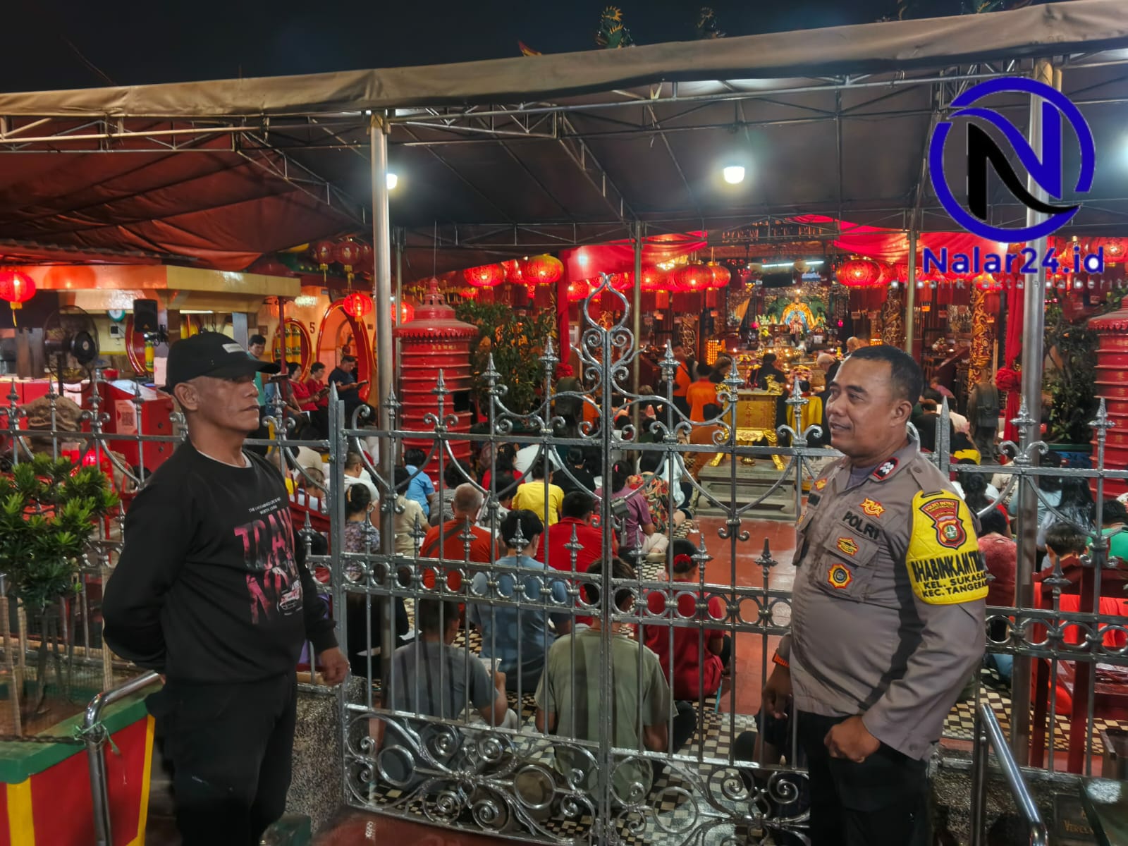 Petugas pengamanan Polsek Tangerang saat kegiatan Lak Gwee Cap Kauw di Vihara Boen Tek Bio`