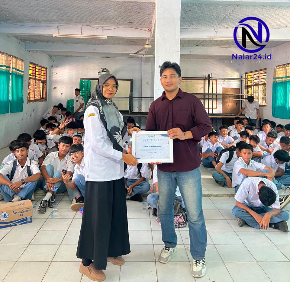 Penyerahan sertifikat sosialisasi BEM PTNU Pandeglang kepada SMK Wali Songo`