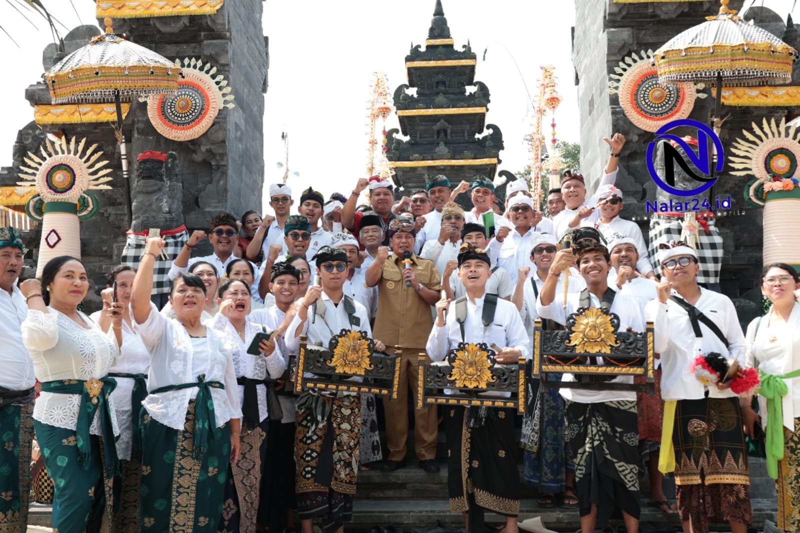 Bupati Tangerang bersama umat Hindu usai peresmian Pura Parahyangan Agung Bhuwana Raksati