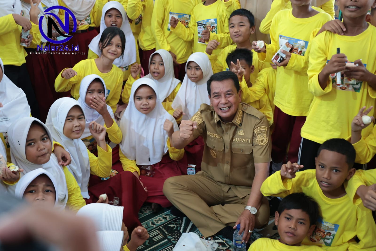 Bupati Tangerang Moch Maesyal Rasyid makan bergizi bersama siswa di Solear