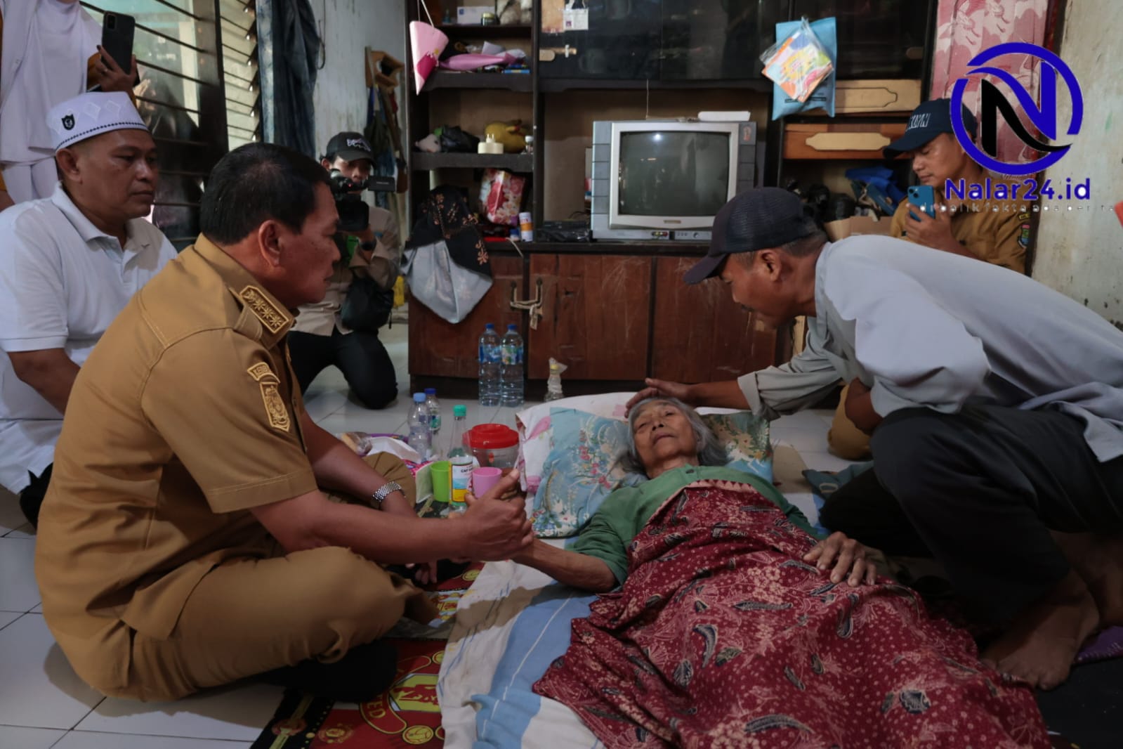 Bupati Tangerang kunjungi Ibu Nawis penerima bantuan RTLH di Kali Asin
