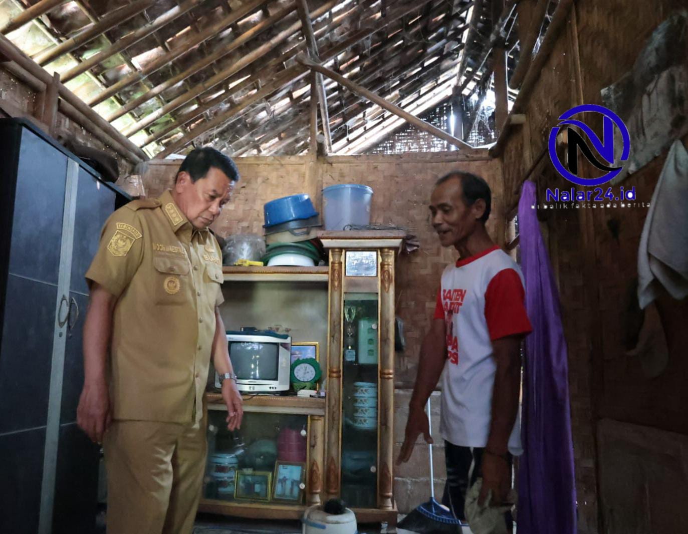 Bupati Tangerang tinjau rumah tidak layak huni milik Suwaan di Sukamulya