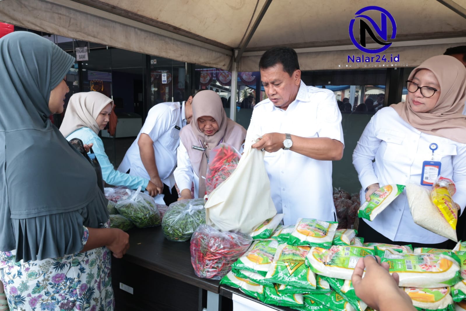 bupati tangerang bagikan sembako subsidi warteksi gemilang