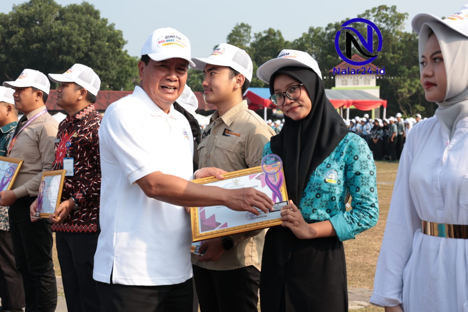 bupati maesyal serahkan penghargaan pemenang lomba hari anak