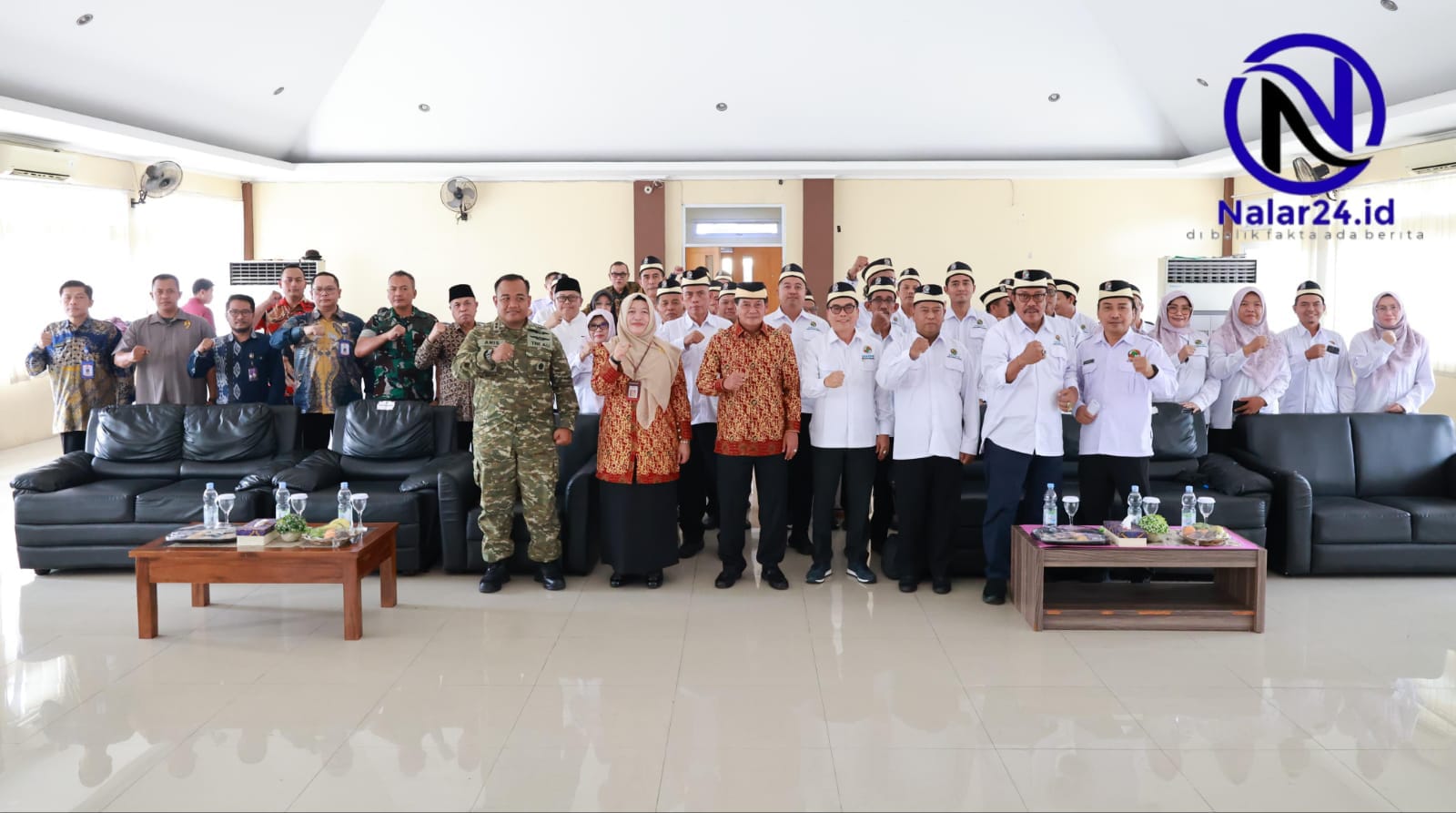 bupati maesyal foto bersama pengurus dekopinda kabupaten tangerang`