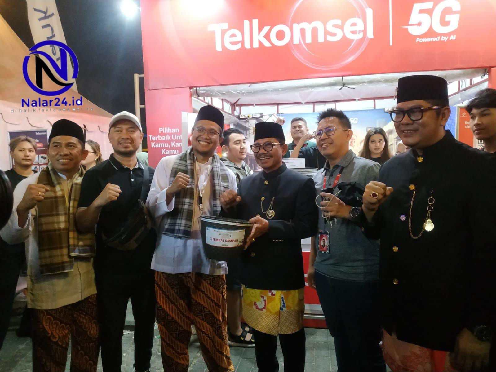 sachrudin foto bersama di booth telkomsel festival cisadane`