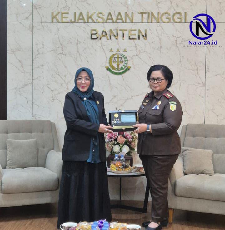 penyerahan cendera mata ade yuliasih kejati banten