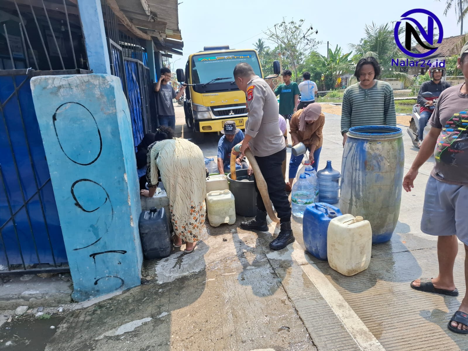 warga jamblang antri air bersih bantuan polres serang kota