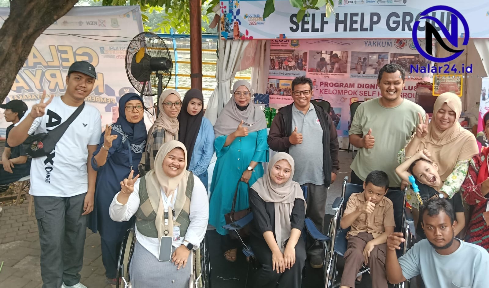 Anggota Kelompok Self Help Group SHG berfoto bersama di stand Festival Cisadane 2026