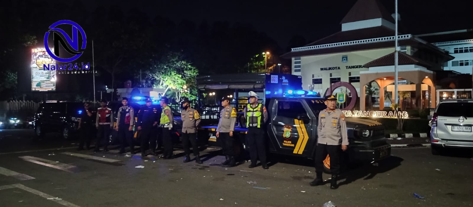 Personel Polsek Tangerang berjaga di depan Kantor Walikota Tangerang saat patroli cipta kondisi dini hari