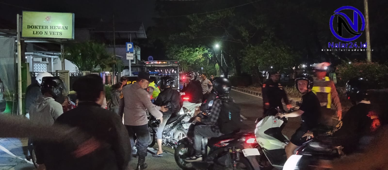 Petugas Polsek Tangerang melakukan pemeriksaan kendaraan