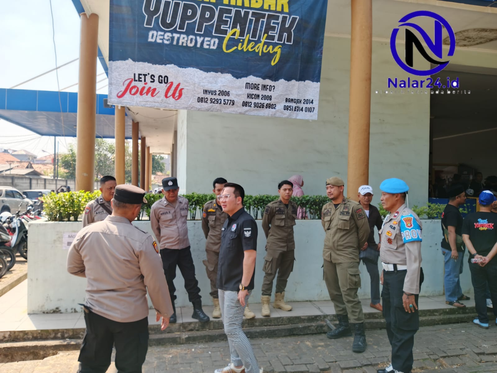Personel Polsek Tangerang melakukan pengamanan kegiatan Reuni Akbar alumni Yuppentek di Kota Tangerang