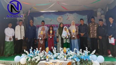 Pemberian piala kepada siswa SD Islam Al Anam Cendekia dalam acara Ikhtifalan dan Pentas Kreasi di Kota Serang