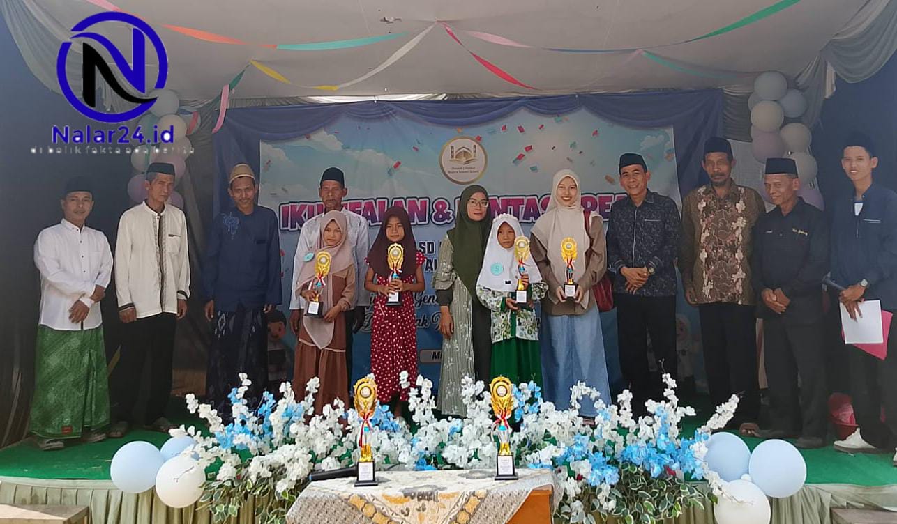 Pemberian piala kepada siswa SD Islam Al Anam Cendekia dalam acara Ikhtifalan dan Pentas Kreasi di Kota Serang