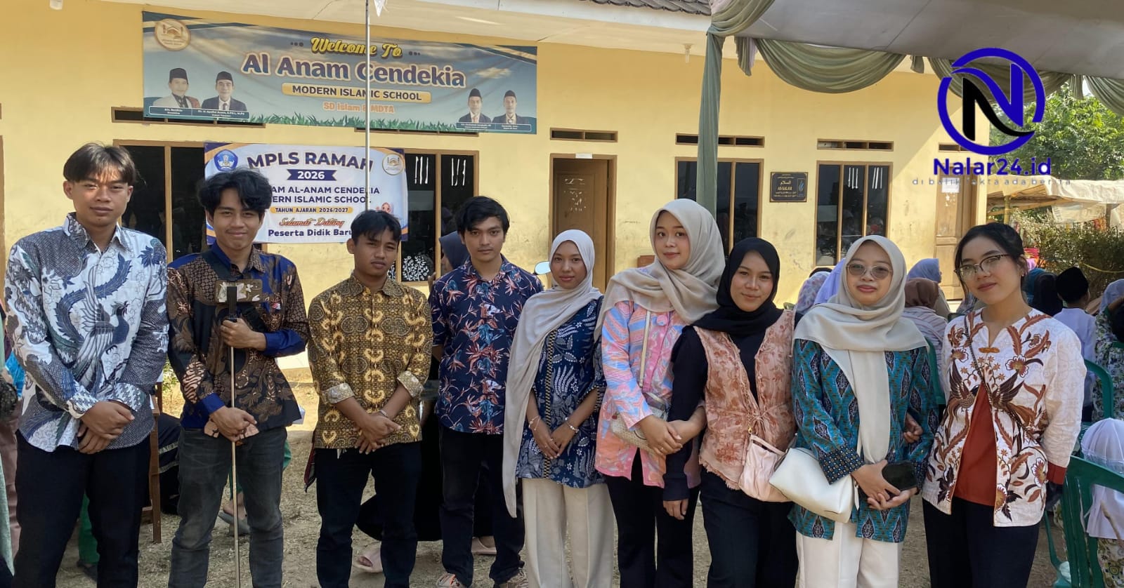 Mahasiswa KKM Universitas Bina Bangsa Kelompok 2 Kelurahan Dalung berfoto di SD Islam Al Anam Cendekia Kota Serang`