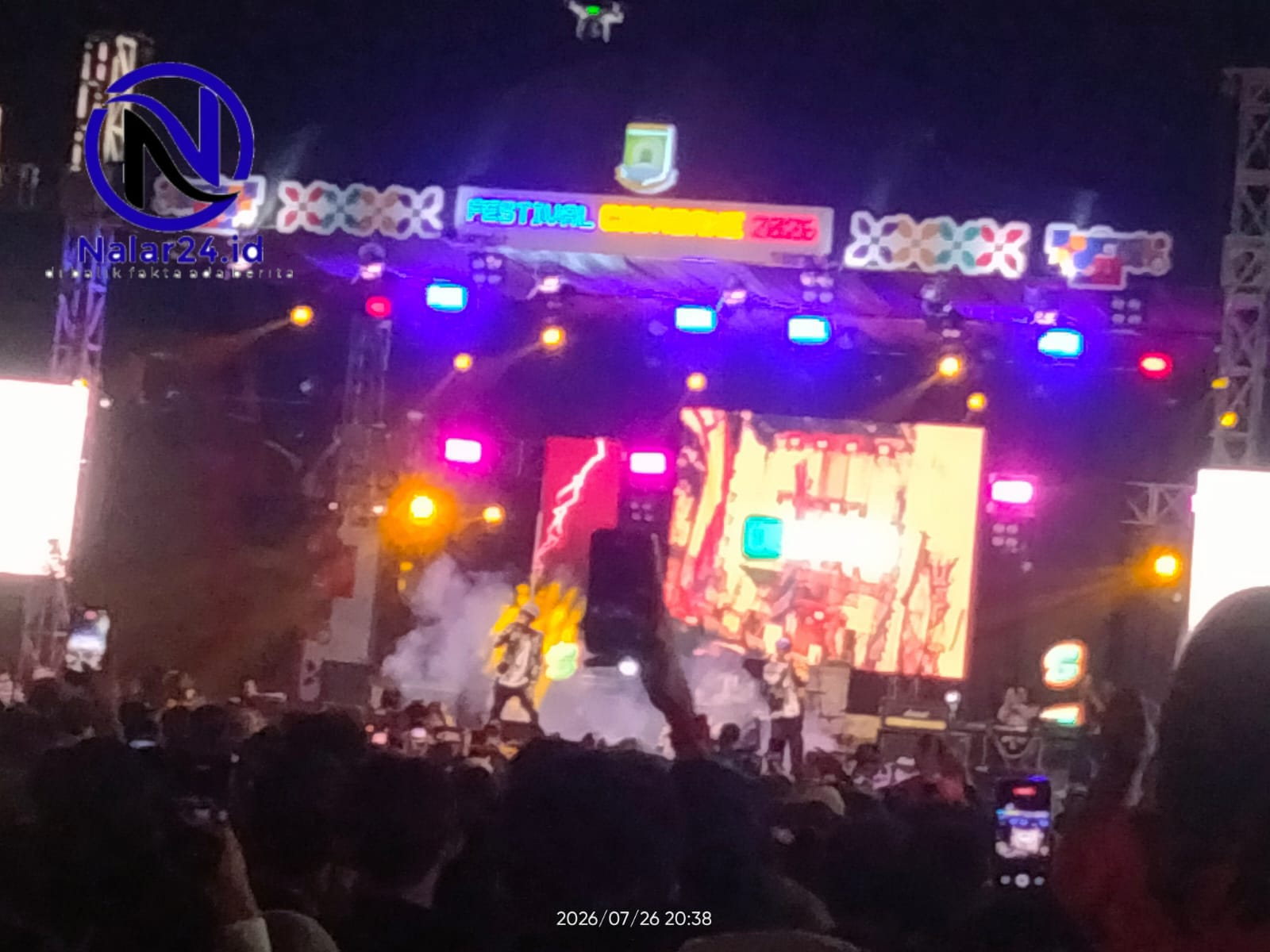 Penampilan band pada konser penutupan Festival Cisadane 2026 di Bantaran Kali Cisadane Kota Tangerang