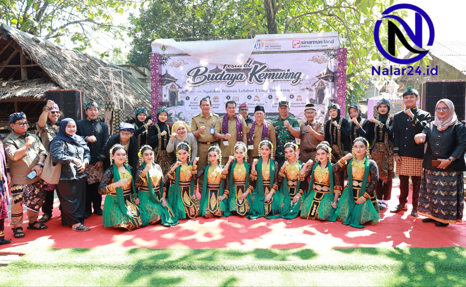 Bupati Tangerang dan peserta Festival Kampung Budaya Kemuning berfoto bersama di depan panggung budaya