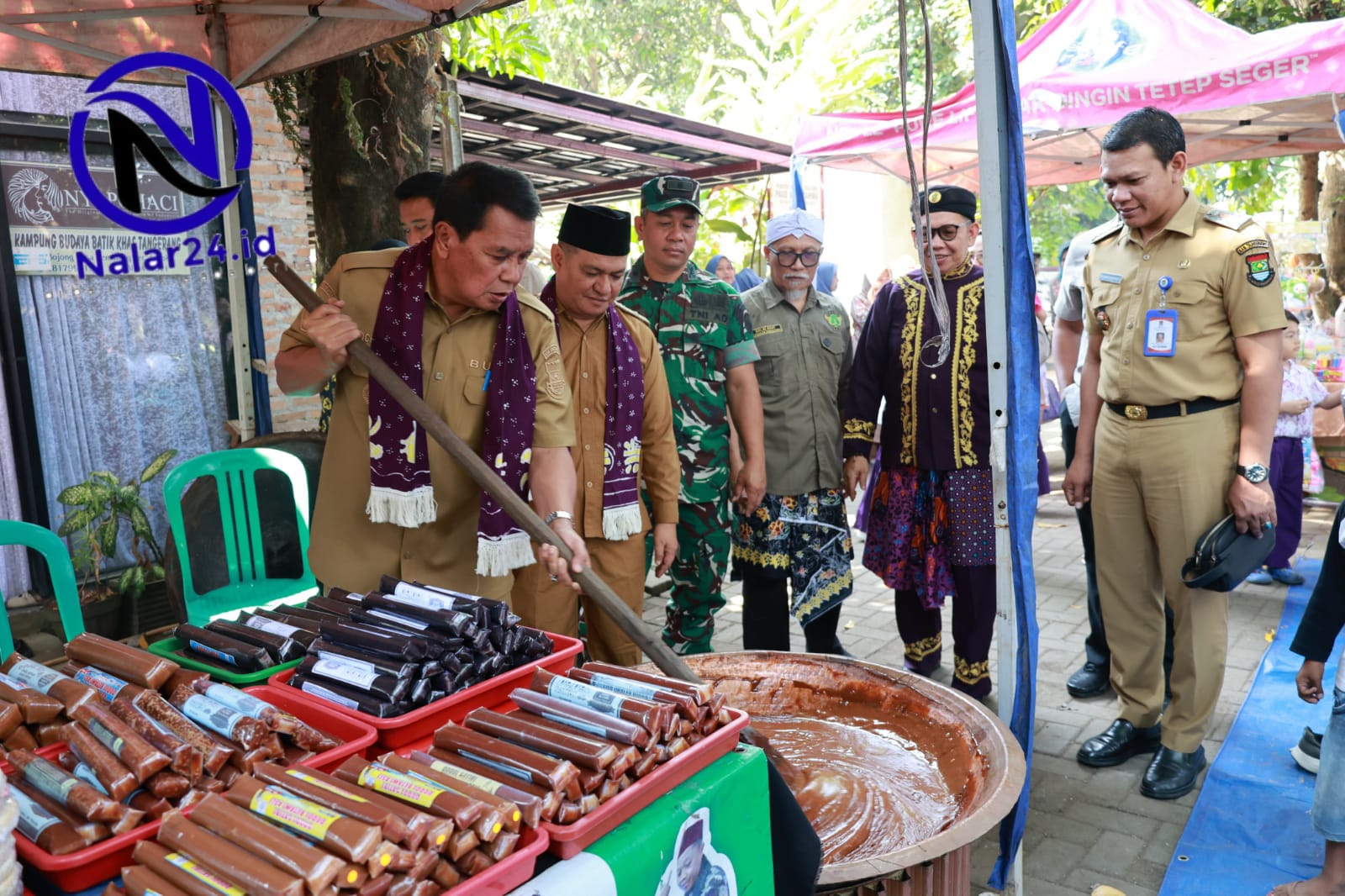 Bupati Aduk UMKM* `Bupati Tangerang Maesyal Rasyid mengaduk adonan produk UMKM di Festival Kampung Budaya Kemuning Legok