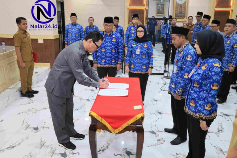 Pelantikan 29 pejabat Pemkot Serang oleh Wali Kota Serang di aula, Senin 27 Juli 2026