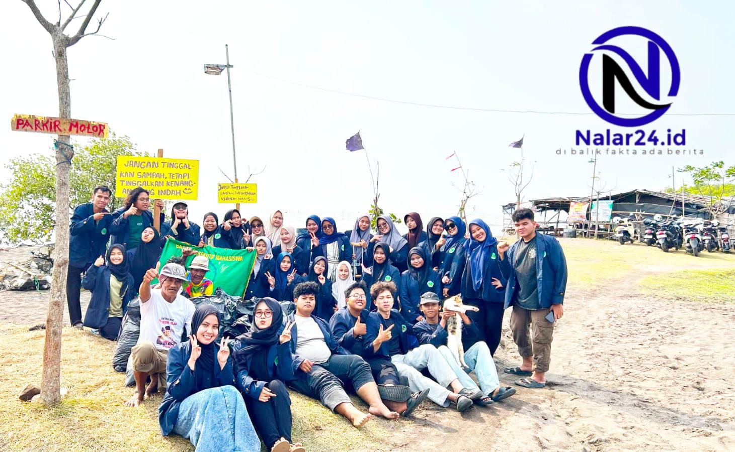 Aksi Civic Environment BEM UNIS dan FAI di Pantai Pasir Putih