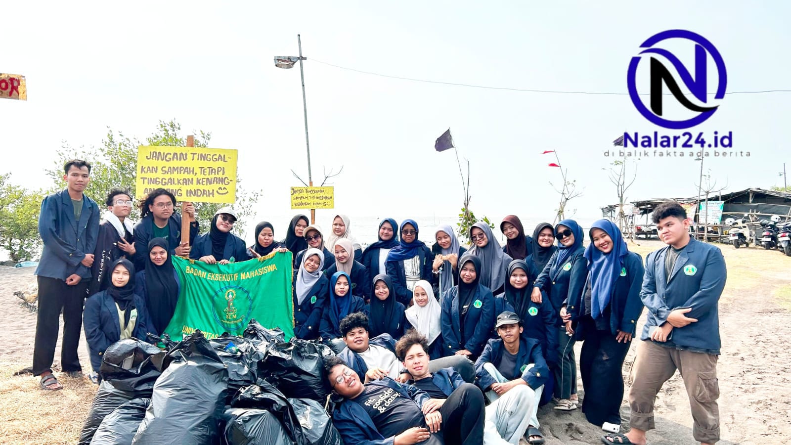 Mahasiswa UNIS kumpulkan sampah di Pantai Pasir Putih