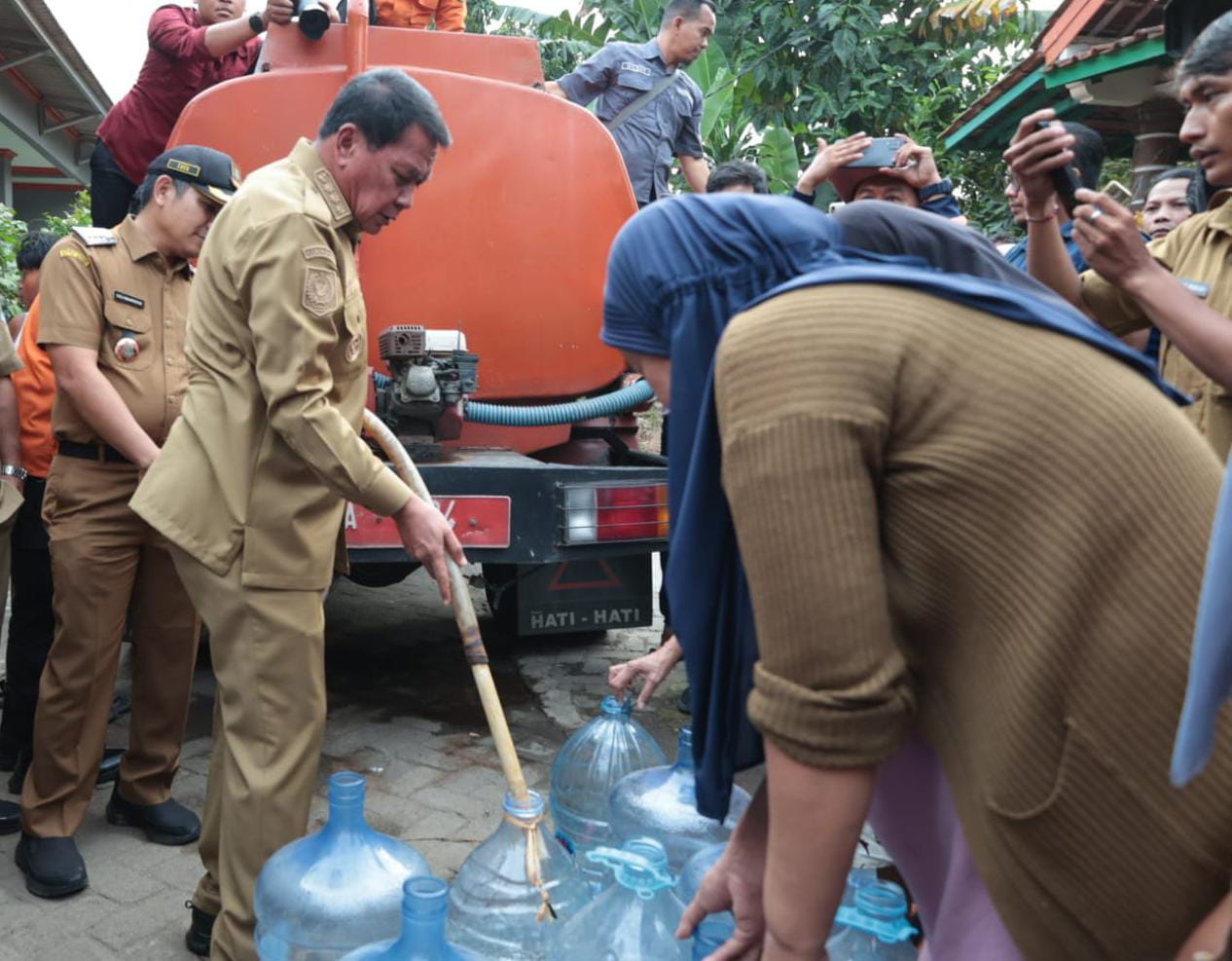 Penyaluran air bersih oleh Bupati Tangerang ke warga Kadu Agung Tigaraksa