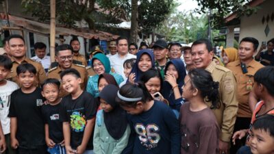 Bupati Tangerang dan Gubernur Banten bagikan air bersih di Tigaraksa