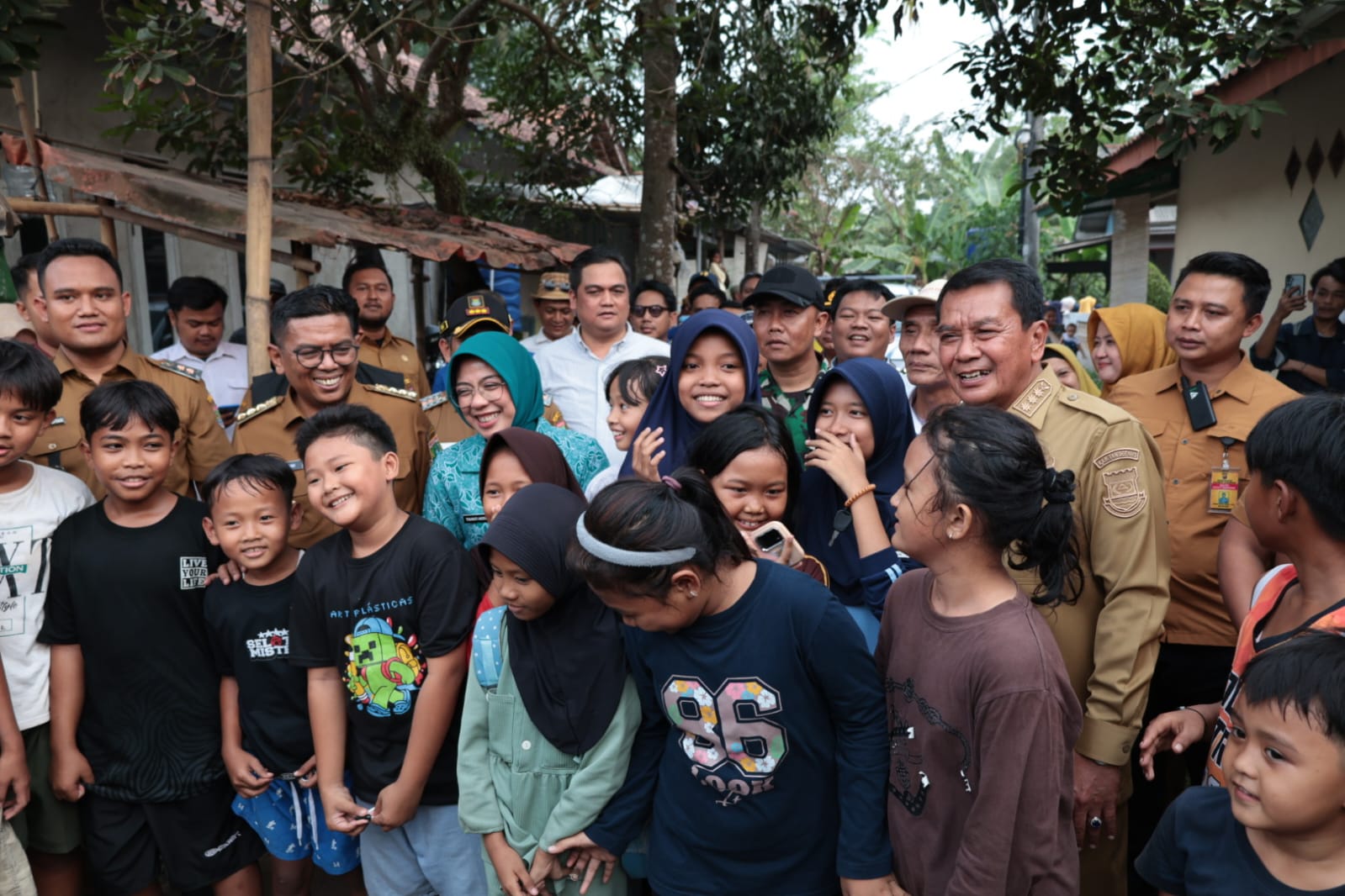 Bupati Tangerang dan Gubernur Banten bagikan air bersih di Tigaraksa