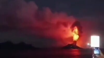 Erupsi Gunung Anak Krakatau malam hari terlihat dari kapal Selat Sunda