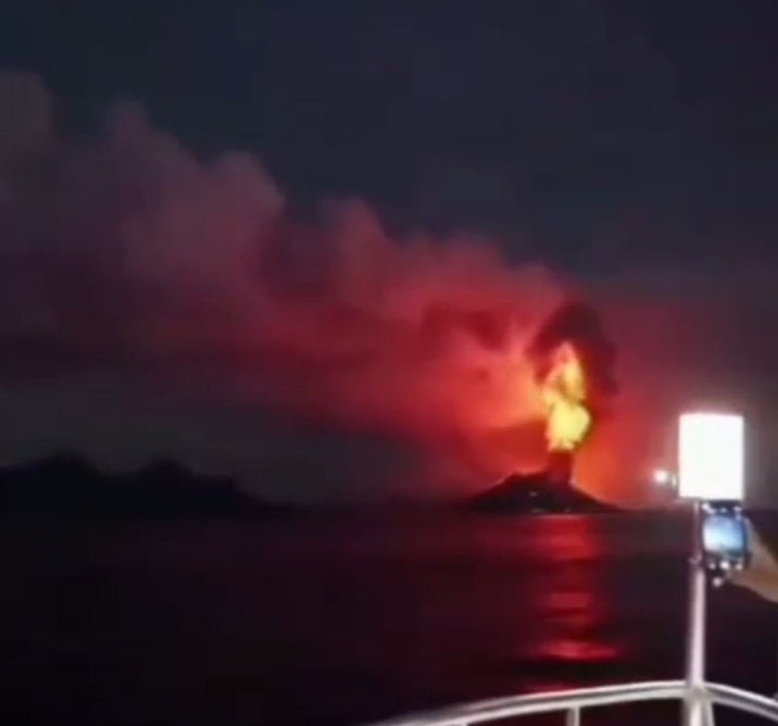 Erupsi Gunung Anak Krakatau malam hari terlihat dari kapal Selat Sunda